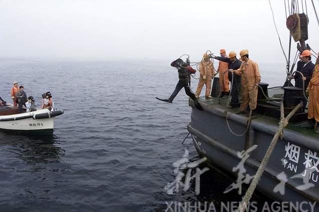 居民出海神秘發(fā)現(xiàn)，疑似水雷重物兩人難以抬動