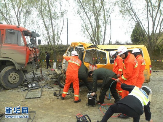 羅山縣車禍?zhǔn)鹿首钚聢蟮溃鹿实攸c揭秘，25日最新消息